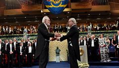 Francouz Jacques Dubochet pevzal z rukou védského krále Nobelovu cenu za...