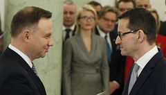 Polský prezident Andrzej Duda (vlevo) v pondlí jmenoval novou vládu s...