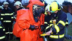 V Dn unikl z cisterny jedovat fenol. Zranno bylo 17 lid, jeden mu zemel