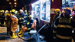 V pražských Komořanech uniklo větší množství chloru, na místě operovali hasiči v protichemických oblecích