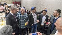 Oslava prvního dne se poté pesunula do centra Chabad, kde hrála kapela, stoly...