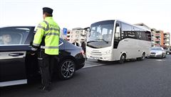 Cestu do Lán noví lenové vlády absolvovali v tomto autobusu provázeném dvma...