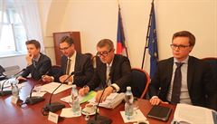 Andrej Babi je se leny nové vlády na zasedání výboru Snmovny pro evropské...