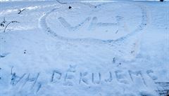 Nápis ve sn�hu p�ipomínal 18. prosince 2017 u chalupy na Hráde�ku na Trutnovsku...