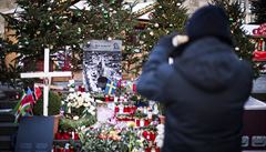 Lidé pichází uctít památku obtí loského teroristického útoku v Berlín.