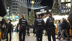 Vánoní trhy na námstí Breitscheidplatz v Berlín jsou pod dohledem policist.