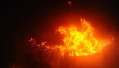 Pyrotechnika zapálila na Opavsku bývalý kravín. Hasiči požár likvidovali 4 hodiny