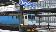 Na Masarykov ndra v Praze vlak projel nvstidlo a rozzl vhybku. Doprava stla dv hodiny