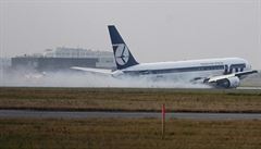 Boeing 767.v oblacích dýmu „klouže“ po ranveji varšavského letiště.