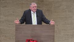 Úvodní slovo Vladimíra Me�iara trvalo skoro p�l hodiny.