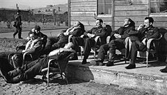 Piloti navlékli p�es své kombinézy plovací vetu "Mae West" a �ekají na rozkaz.