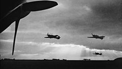 ...vzáp�tí jsou ji� nep�íteli v patách.