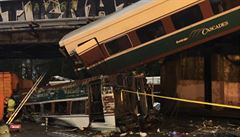 Nedaleko Seattlu na západ USA v pondlí vykolejil osobní vlak, ást soupravy...