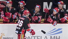 Jaroslav Bedná� (vp�edu) p�ijímá gratulace od spoluhrá�� z hradeckého...