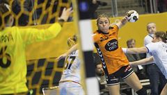 Charris Rozemalenová z Nizozemska stílí na eskou bránu.