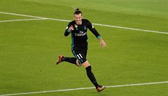 Gareth Bale se raduje ze své branky do sít Al Dazíry.