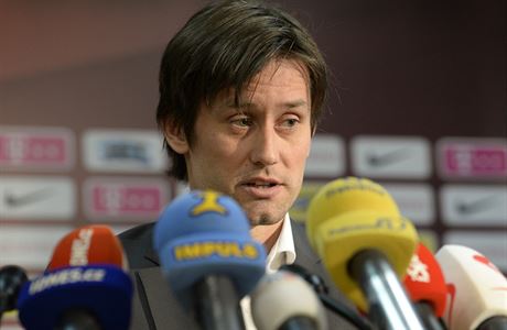 Záloník Tomá Rosický hovoí s novinái na tiskové konferenci fotbalové Sparty...