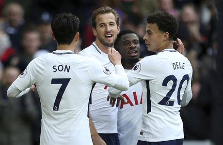 Fotbalisté Tottenhamu se radují z výhry 3:1.