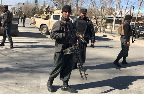 Ti bombové útoky v Kábulu zabily nejmén tyi desítky lidí.