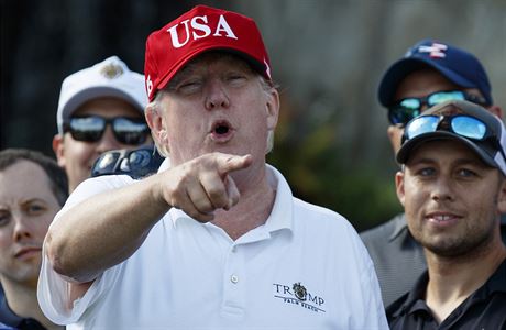 Prezident Donald Trump na svém golfovém hiti Trump International Golf Course...