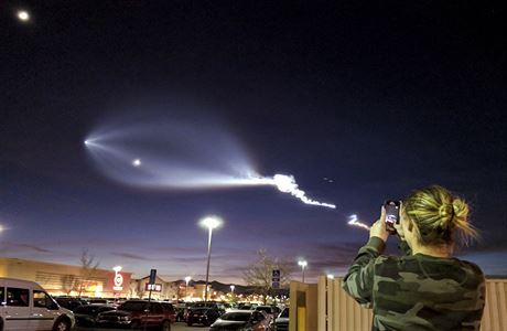 Start rakety Falcon 9 vytvoil na obloze jedinený úkaz.
