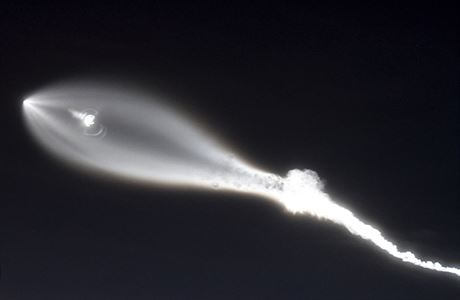 Raketa vyputn z Vandenbergovy leteck zkladny za sebou na potemnl obloze...