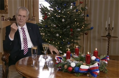 Prezident Milo Zeman se zaatou pstí bhem letoního vánoního poselství.