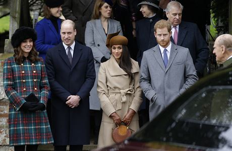 Princov William a Harry se svmi partnerkami sleduj, jak krlovna Albta II....