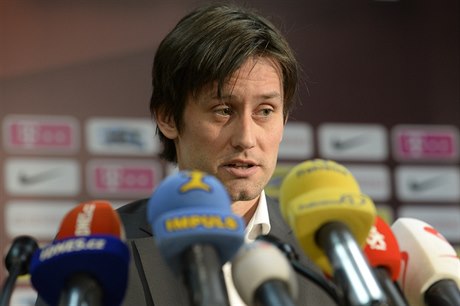 Záloník Tomá Rosický hovoí s novinái na tiskové konferenci fotbalové Sparty...
