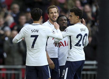 Fotbalisté Tottenhamu se radují z výhry 3:1.