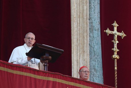Papež František na balkonu s výhledem na náměstí svatého Petra.