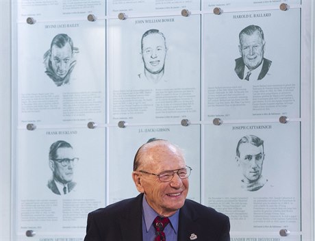 Johnny Bower se usmívá v Hockey hall of Fame