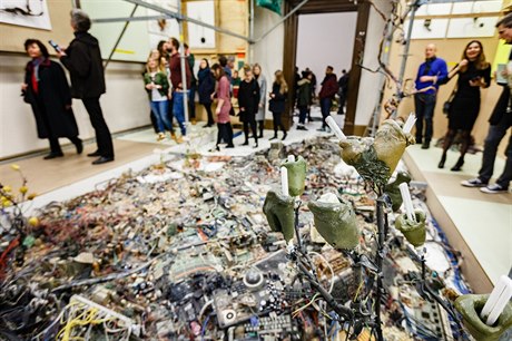 V Galerii Rudolfinum ve stedu skonila výstava Kritofa Kintery Nervous Trees.