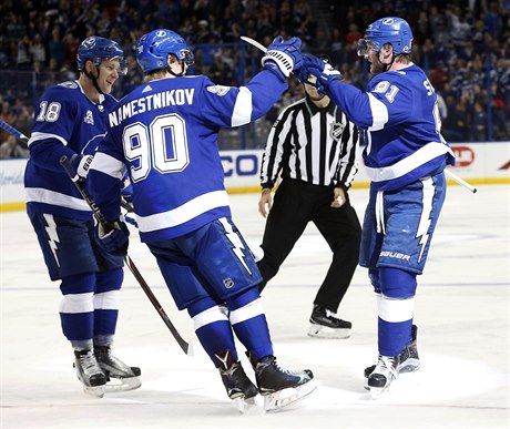 Steven Stamkos (91), Vladislav Namestnikov (90) a Ondej Palát (18) po oslav...