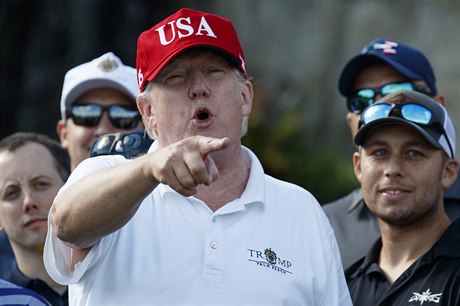 Prezident Donald Trump na svém golfovém hiti Trump International Golf Course...