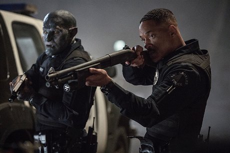 Joel Edgerton a Will Smith ve snímku Bright.