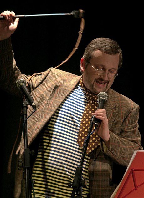 Moderní folklor. Humorista Jan Nejedlý, tentokrát v akci s biíkem.