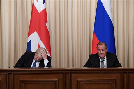 Boris Johnson a Sergej Lavrov pi jednání.
