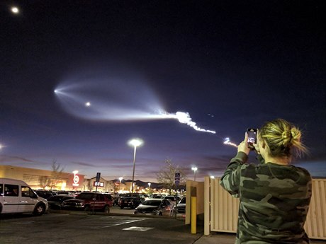 Start rakety Falcon 9 vytvořil na obloze jedinečný úkaz.