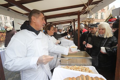 Vánoní rybí polévku s primátorkou Prahy Adrianou Krnáovou (ANO) naléval...