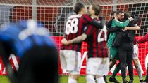 Brankář AC Milán Antonio Donnarumma (v zeleném dresu) slaví postup před Inter...