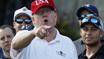 Prezident Donald Trump na svm golfovm hiti Trump International Golf Course...