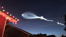 Raketa vypuštěná z Vandenbergovy letecké základny za sebou na potemnělé obloze...