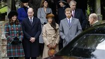 Princov William a Harry se svmi partnerkami sleduj, jak krlovna Albta II....
