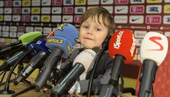 Syn Tomáe Rosického Tomá na tiskové konferenci, kde jeho otec oznámil konec...