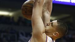 Alex Len (21) z Phoenixu Sun smeuje do koe Memphisu Grizzlies.