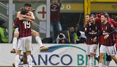 Patrick Cutrone (vlevo) z AC Milán slaví se spoluhrái gól do sít Interu Milán.