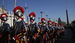Papeská výcarská garda pochoduje k Bazilice svatého Petra.