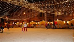 Kluzit kadoron zdobí vánoní trhy v Olomouci.