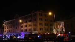 Budova textilky obklopena hasii a policií pi tíivém poáru 20.12.